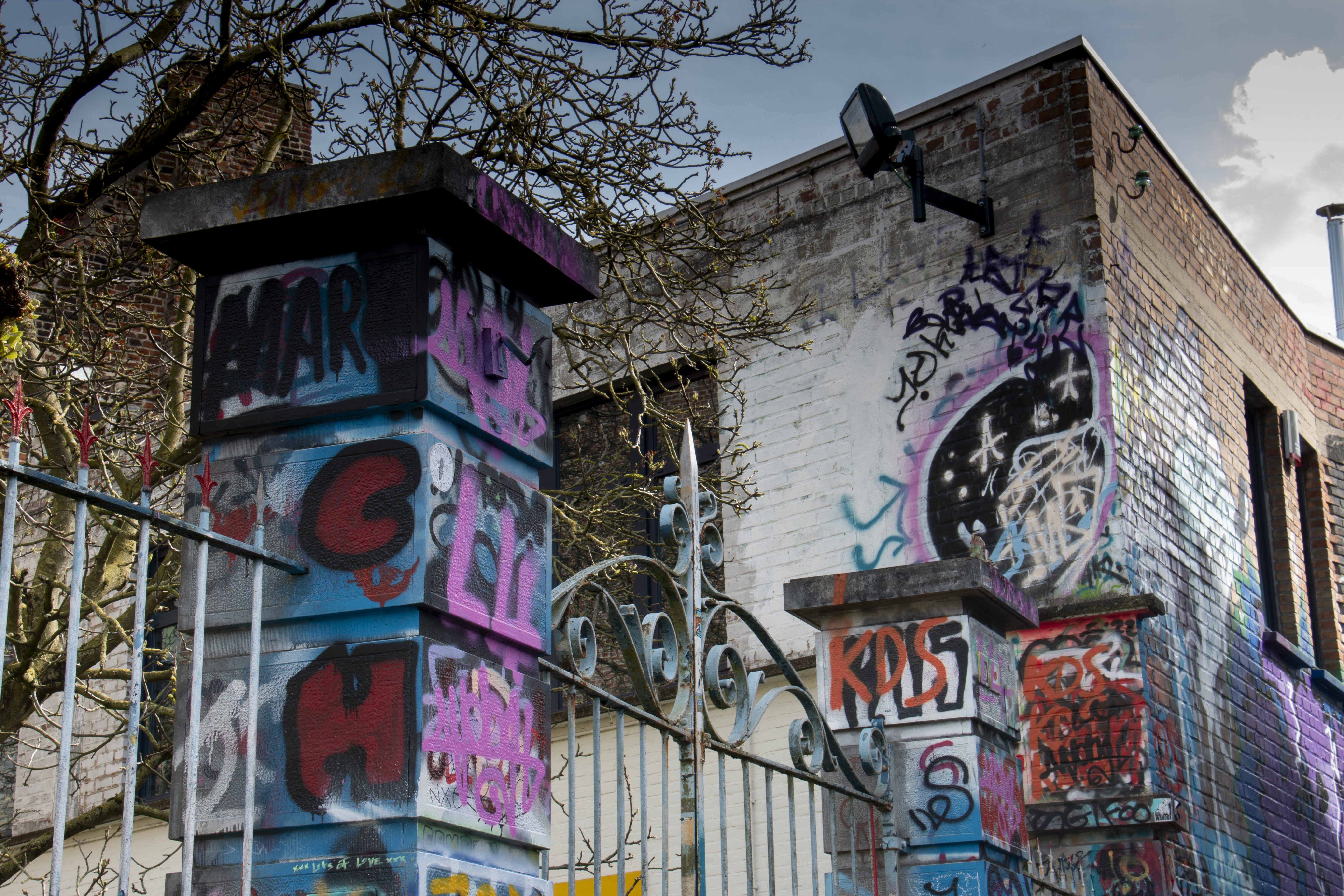 graffiti-contact